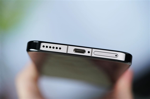 千孔无感出风！华为首款风冷手机Mate80 Pro Max风驰版图赏