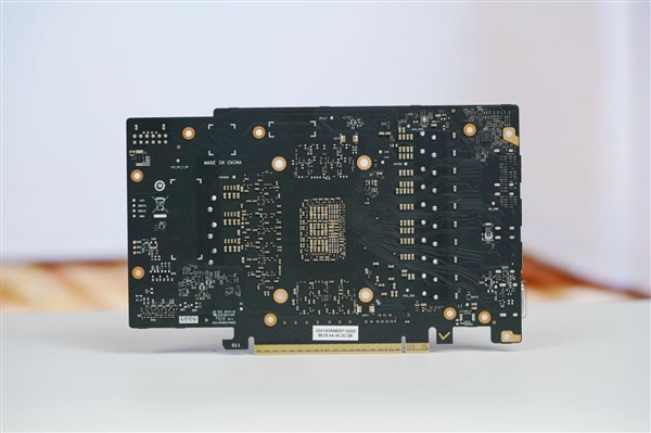 嘻哈涂鸦太吸睛！七彩虹RTX 5070 Ultra OC 12GB图赏