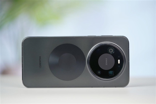 千孔无感出风！华为首款风冷手机Mate80 Pro Max风驰版图赏