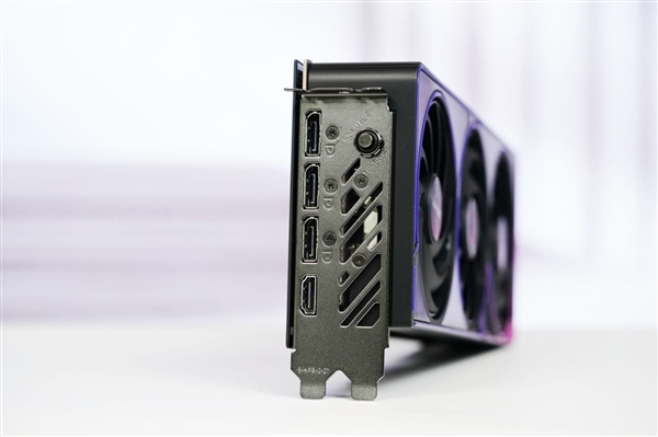 嘻哈涂鸦太吸睛！七彩虹RTX 5070 Ultra OC 12GB图赏