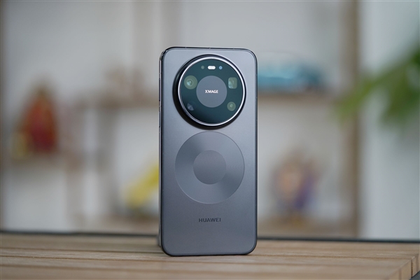 千孔无感出风！华为首款风冷手机Mate80 Pro Max风驰版图赏