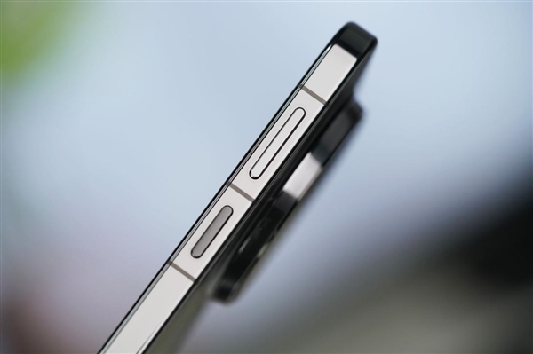 千孔无感出风！华为首款风冷手机Mate80 Pro Max风驰版图赏