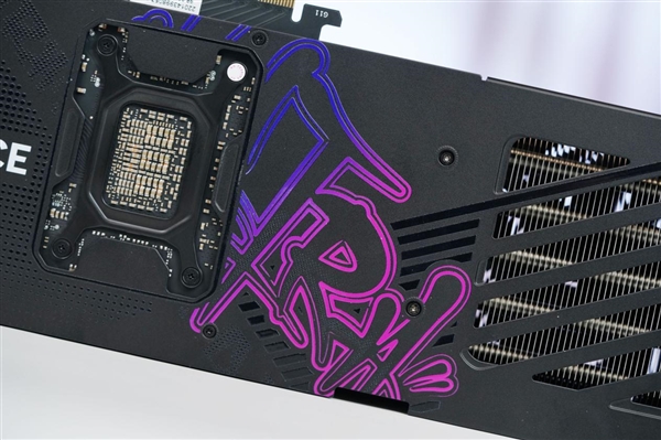 嘻哈涂鸦太吸睛！七彩虹RTX 5070 Ultra OC 12GB图赏