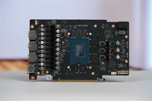 嘻哈涂鸦太吸睛！七彩虹RTX 5070 Ultra OC 12GB图赏