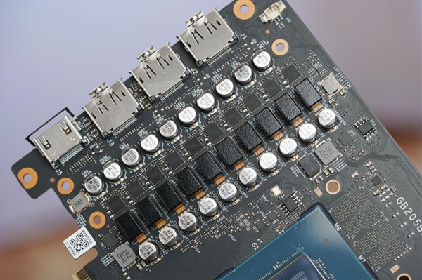 嘻哈涂鸦太吸睛！七彩虹RTX 5070 Ultra OC 12GB图赏