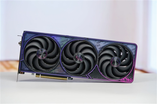 嘻哈涂鸦太吸睛！七彩虹RTX 5070 Ultra OC 12GB图赏