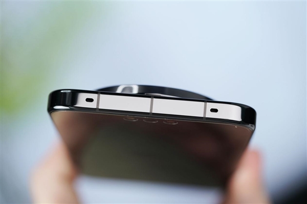 千孔无感出风！华为首款风冷手机Mate80 Pro Max风驰版图赏