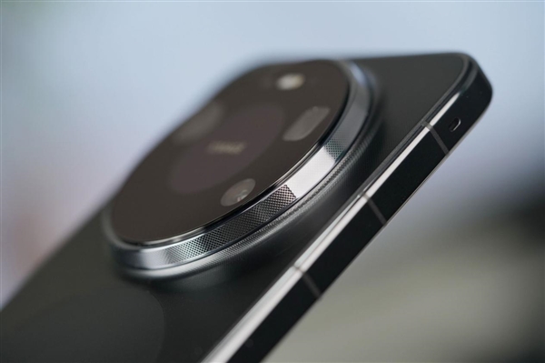 千孔无感出风！华为首款风冷手机Mate80 Pro Max风驰版图赏