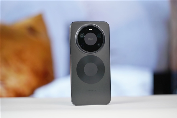 千孔无感出风！华为首款风冷手机Mate80 Pro Max风驰版图赏