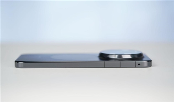 千孔无感出风！华为首款风冷手机Mate80 Pro Max风驰版图赏