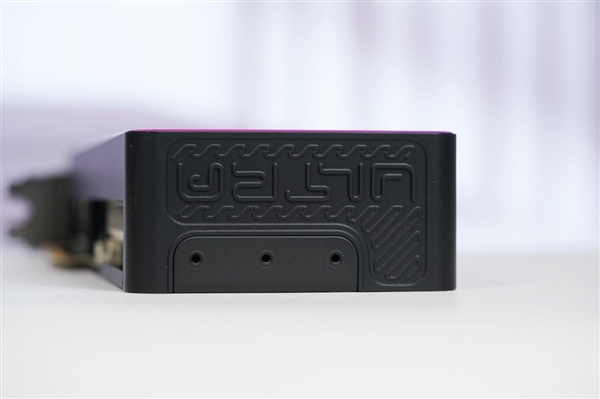 嘻哈涂鸦太吸睛！七彩虹RTX 5070 Ultra OC 12GB图赏