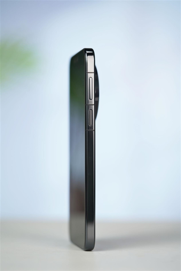 千孔无感出风！华为首款风冷手机Mate80 Pro Max风驰版图赏