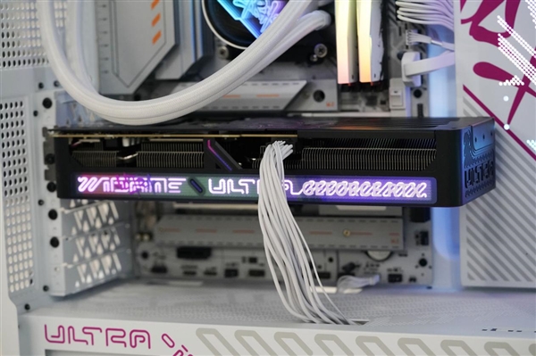 嘻哈涂鸦太吸睛！七彩虹RTX 5070 Ultra OC 12GB图赏