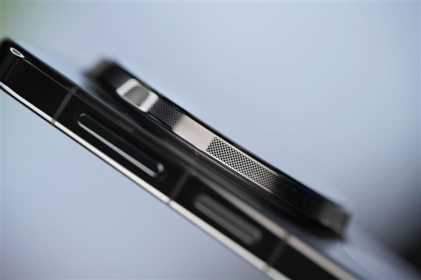 千孔无感出风！华为首款风冷手机Mate80 Pro Max风驰版图赏