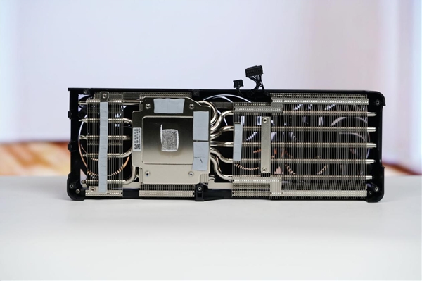 嘻哈涂鸦太吸睛！七彩虹RTX 5070 Ultra OC 12GB图赏