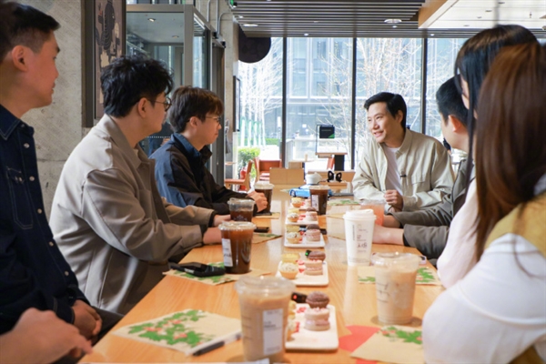 雷军周末现身星巴克请7位新一代SU7车主喝咖啡 网友：敬业又亲民