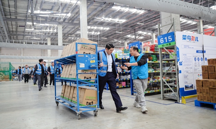 谢宇宸体验仓内数字化的拣货系统