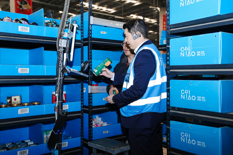 谢宇宸在菜鸟机器人仓内拣货