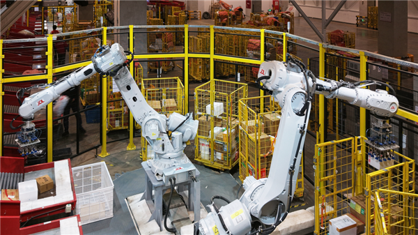 京东发布“异狼”升级版：单臂进化到双臂 快递捡到起飞