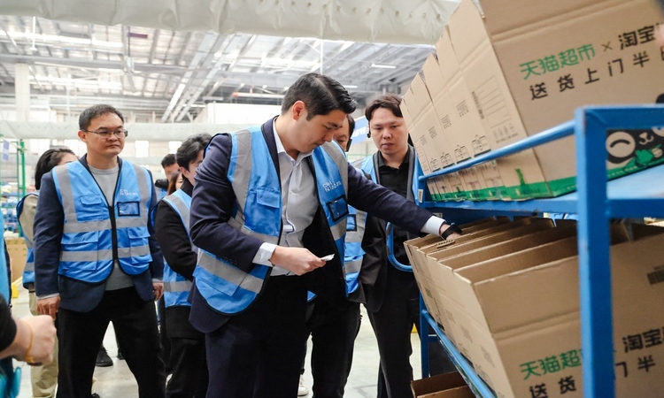 谢宇宸将打印好的面单放置到快递箱内