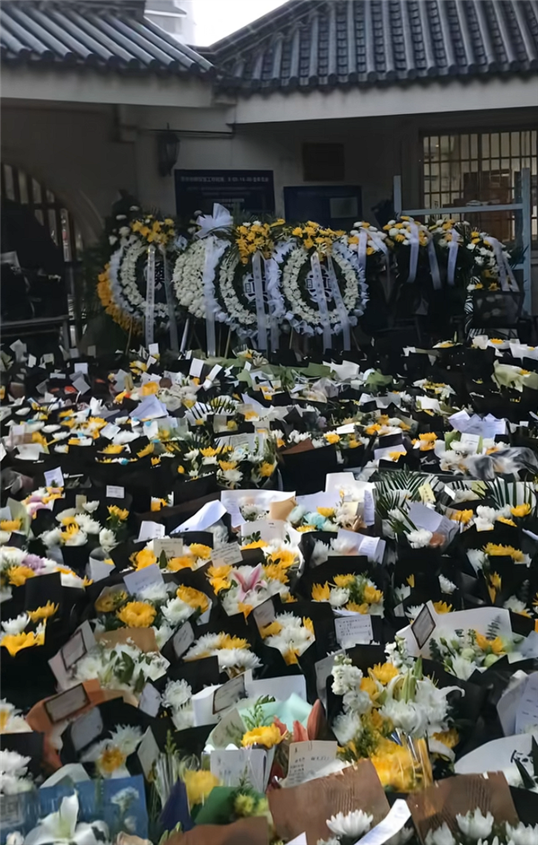 张雪峰追悼会今日举行 民众自发起大早排长队送别