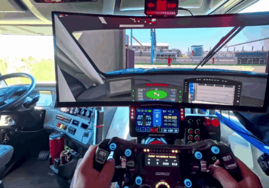 史上最发烧卡车司机！副驾藏了一台价值4万元的RTX 5080高端PC：随时能玩赛车模拟器