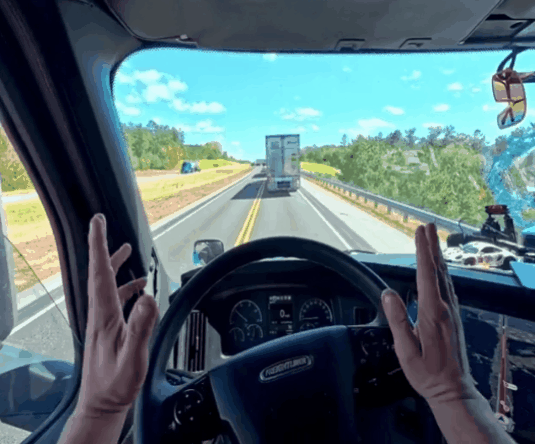 史上最发烧卡车司机！副驾藏了一台价值4万元的RTX 5080高端PC：随时能玩赛车模拟器