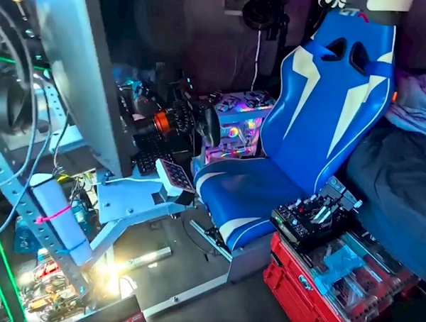 史上最发烧卡车司机！副驾藏了一台价值4万元的RTX 5080高端PC：随时能玩赛车模拟器