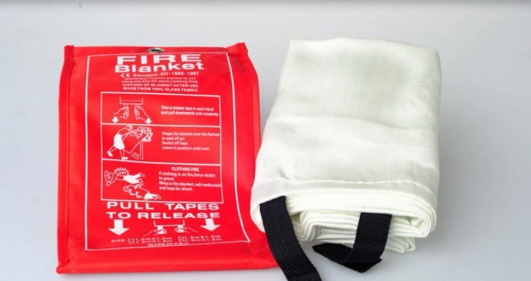 后果严重！男孩玩灭火毯全身扎满超细玻璃纤维