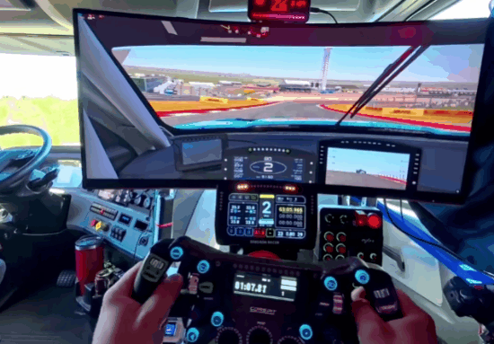 史上最发烧卡车司机！副驾藏了一台价值4万元的RTX 5080高端PC：随时能玩赛车模拟器