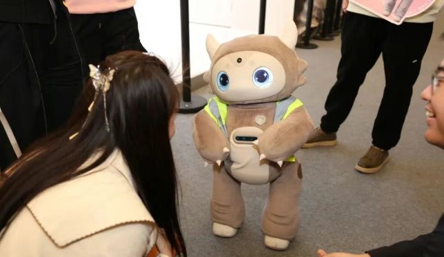 剑桥博士归国，造人形机器人，刚融资近亿元