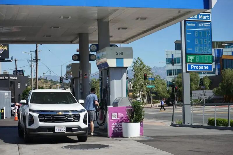 3月17日，顾客在美国加利福尼亚州洛杉矶市中心的一家加油站给车辆加油。新华社