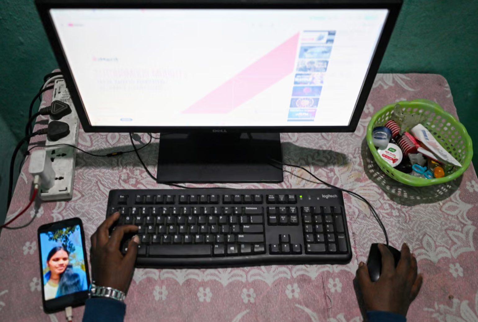 22岁辍学生做AI数据生意，让人拍倒垃圾视频，公司估值已达10亿元