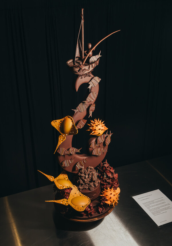 来自法国米其林二星餐厅L'Auberge de l'Ill，2025年度《Le Chef》杂志“年度甜点师”Pascal Hainigue创作的法芙娜巧克力艺术作品
