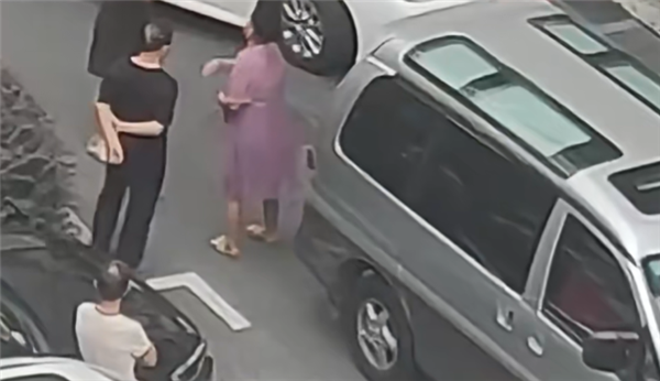 女子因停车与邻居吵架后身亡：家属索赔122万 法院判了