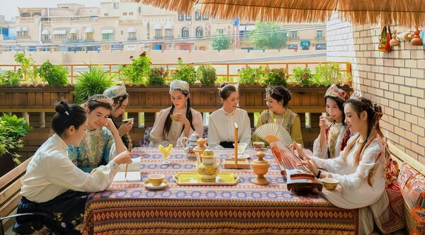 璞隐新国潮文化节活动期间，建国璞隐-喀什古城景区店举办的免费非遗活动