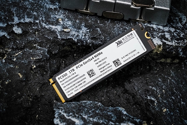 长江存储PC550 PCIe5.0固态硬盘上手：万兆读写 6W超低功耗