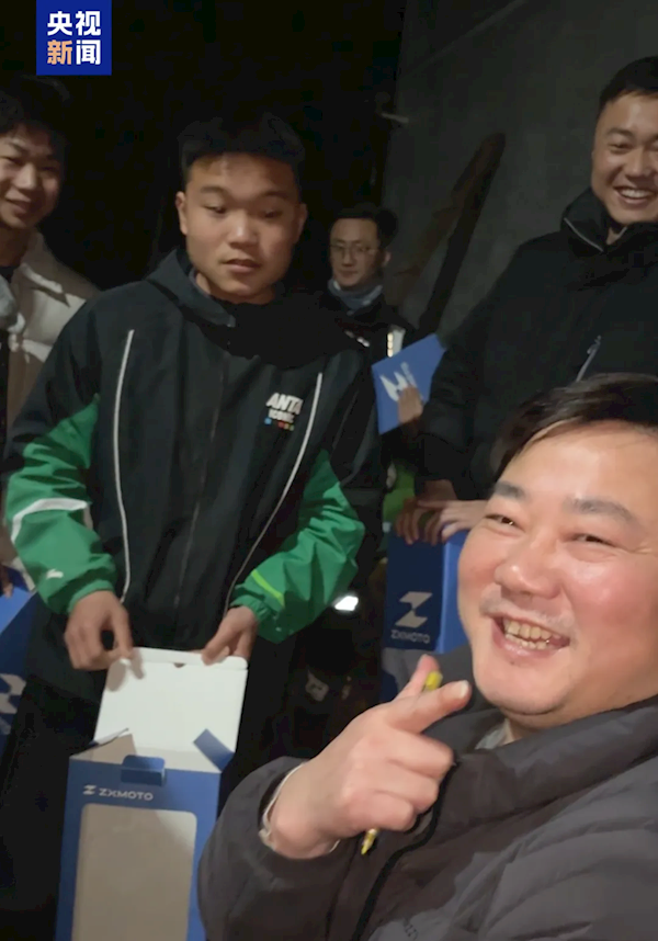 张雪机车的冠军赛车上这六个字火了！村民感动：看到直播眼泪都快出来了