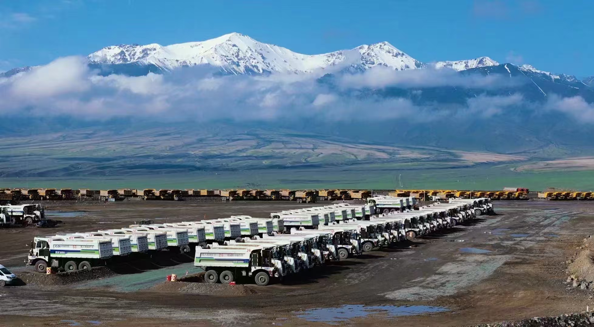 图：中国西北某大型露天煤矿，希迪智驾56台无人矿卡与500余台有人车辆混编运行