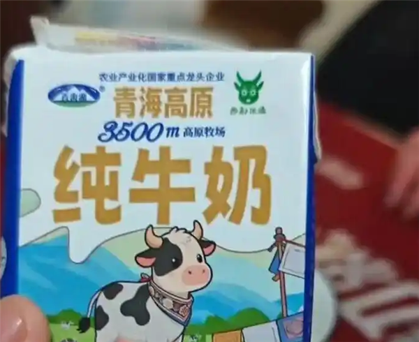 纯牛奶倒出疑透明苦水 连开4盒均现异常