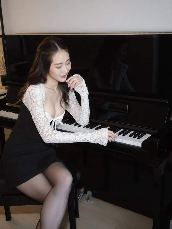 落选港姐疑遭雪藏？晒大尺度照救人气