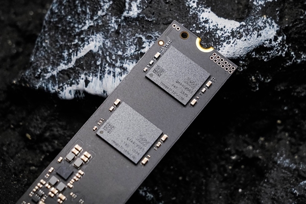 长江存储PC550 PCIe5.0固态硬盘上手：万兆读写 6W超低功耗