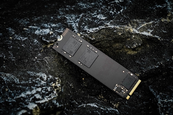 长江存储PC550 PCIe5.0固态硬盘上手：万兆读写 6W超低功耗