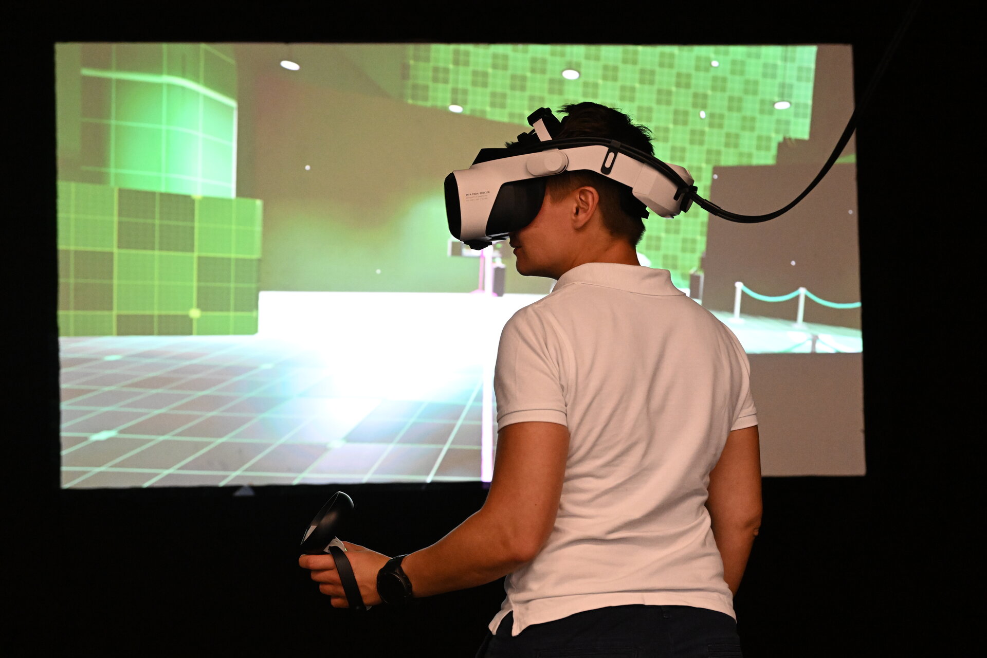 Amelie Schoenenwald during VR robotics training