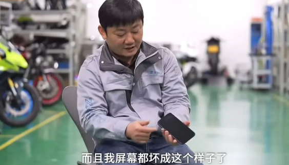 张雪身价上亿还在用两千多块钱坏手机：没给自己买过一个豪华的东西