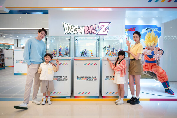 《龙珠系列》超级赛亚人孙悟空立像重现“龟派气功”经典时刻，成为期间限定店内的热门打卡点。