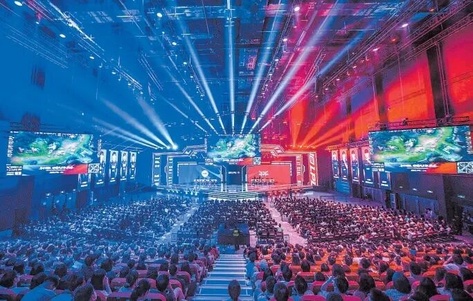 蓝与红的灯光将电竞馆一分为二，主场内配备的新技术各显神通，给观众带来沉浸式的观赛氛围。