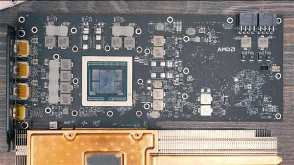 1000块买个AMD 8年前的老专业卡：32GB HBM2显存能玩游戏