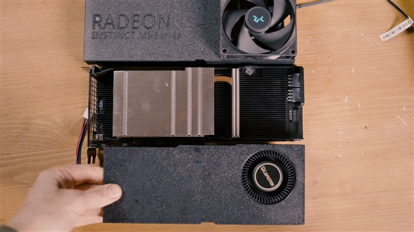 1000块买个AMD 8年前的老专业卡：32GB HBM2显存能玩游戏