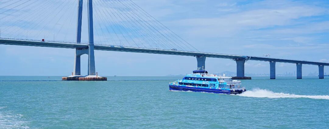 长隆号穿越港珠澳大桥.jpg